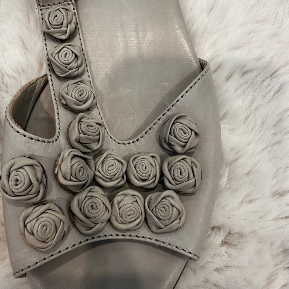 Attilio Giusti Leombruni Gray Floral Sandals - Picture 2 of 6